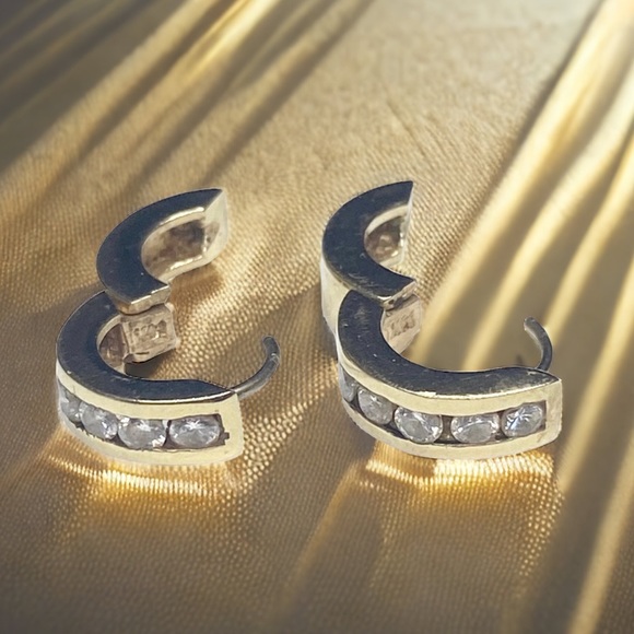 Vintage 90’s: 1 CT Diamond Huggies Earrings ☼ 12 Channel Set Round Stones ☼ 18K - Picture 5 of 16